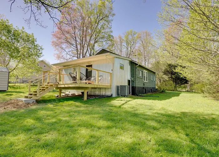 Mid-Century Modern Fayetteville Home Close To Town